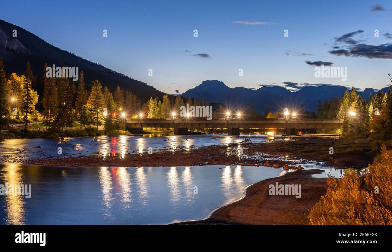 Le pont de l'avenue Banff au-dessus de la rivière Bow s'allume pendant la nuit d'été. Parc national Banff, Rocheuses canadiennes, Alberta, Canada. Banque D'Images