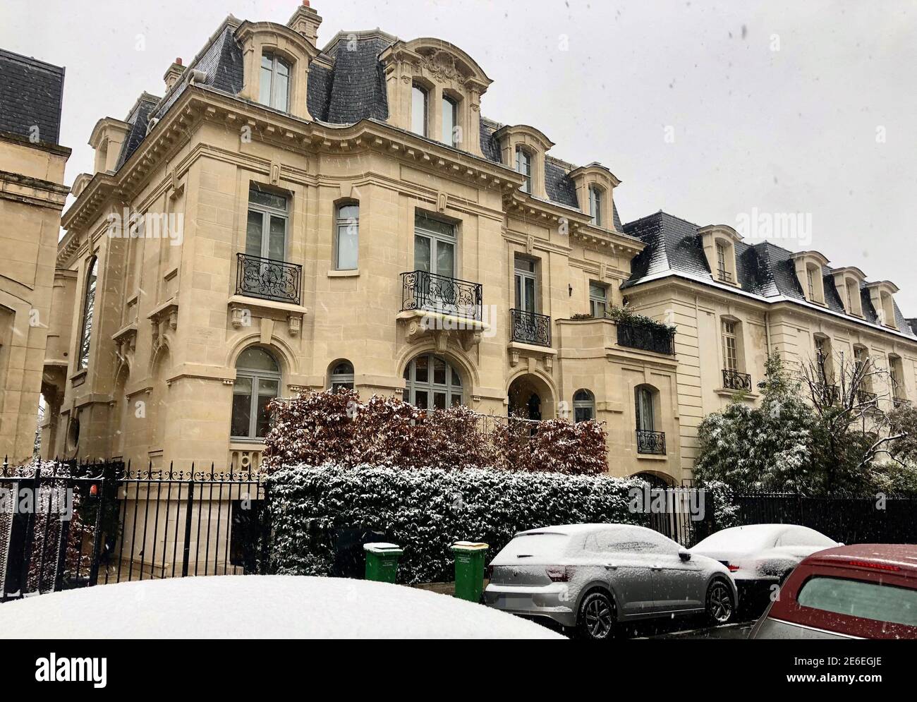 Le patron de Snapchat s'installe dans la capitale française. Selon le Figaro, Evan Spiegel aurait acquis avec son épouse, le supermodèle Miranda Kerr, un manoir privé situé dans le 16ème arrondissement de Paris. Le logement entièrement rénové dans le district de Ranelagh aurait coûté 30.36 millions de dollars. Le couple devrait y séjourner avec les trois enfants de cette famille mixte. Paris, France, le 29 janvier 2021. Photo par ABACAPRESS.COM Banque D'Images