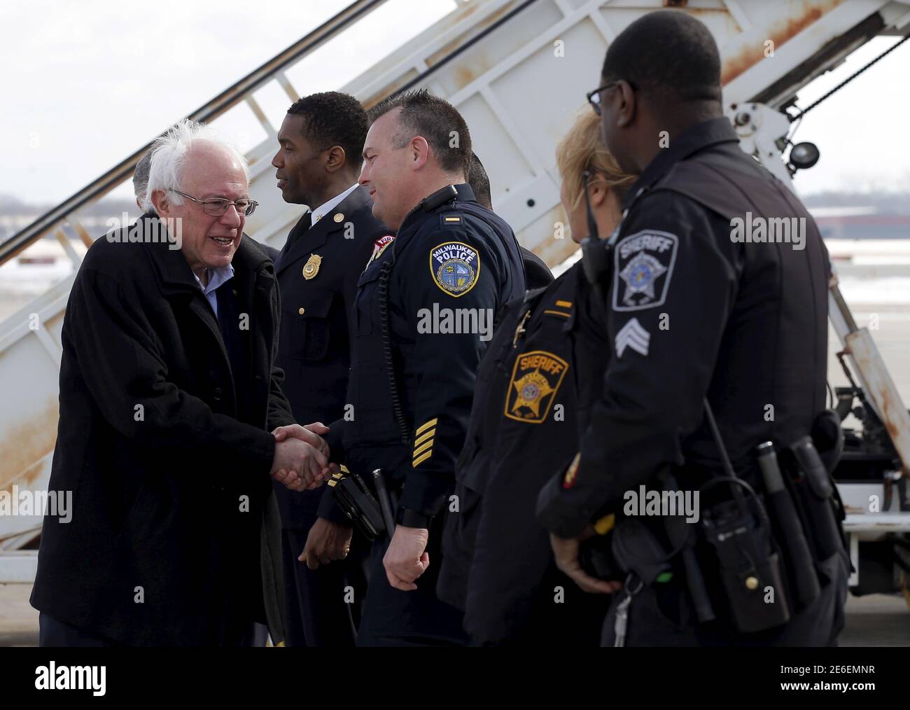 Le candidat présidentiel démocrate américain Bernie Sanders salue les gens avant d'embarquer dans son avion de campagne à Milwaukee, Wisconsin, États-Unis, le 12 février 2016. REUTERS/Jim Young Banque D'Images