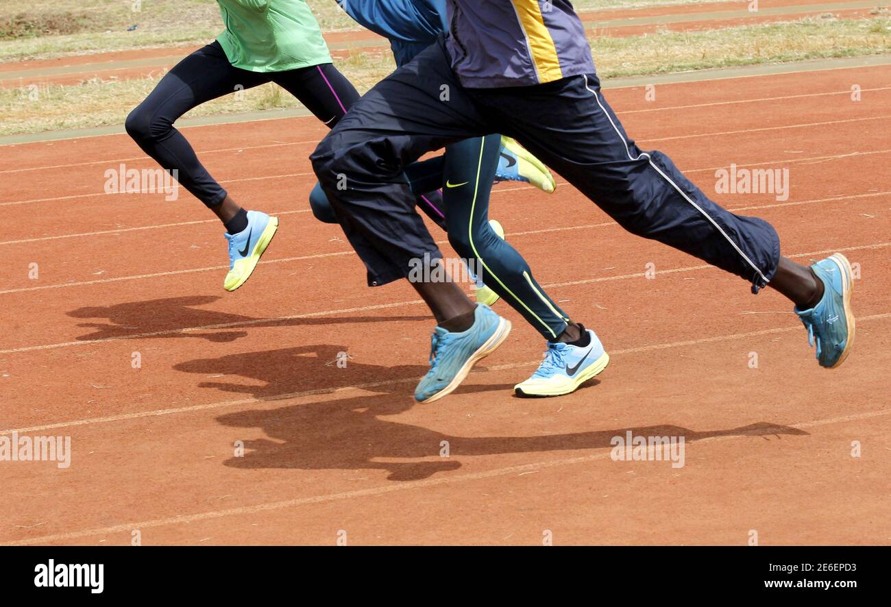 Les athlètes kényans courent lors d'une séance d'entraînement à Nairobi, avant les 15e championnats du monde de l'IAAF à Beijing, le 5 août 2015. Pour égaler LE SPORT-DOPAGE/KENYA REUTERS/Thomas Mukoya/File photo Banque D'Images