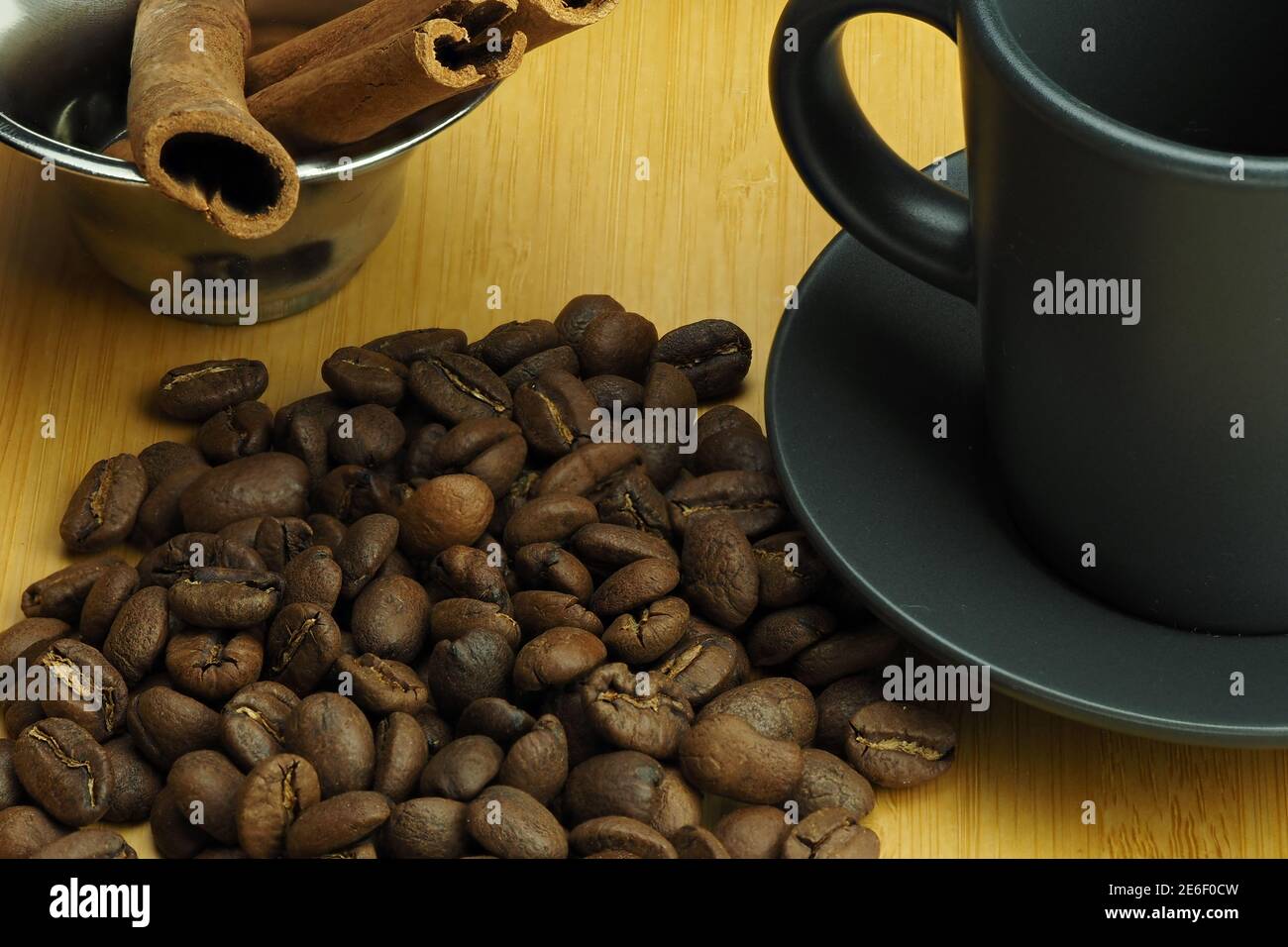Grains de café avec une tasse de café et un bâton de cannelle un magnifique fond. Banque D'Images