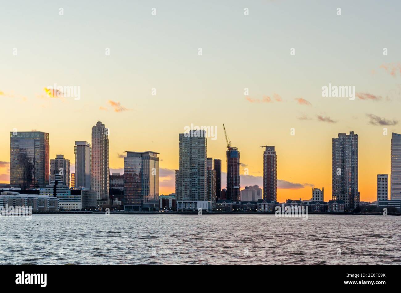 Vue panoramique de Jersey City Skyline au coucher du soleil. Construction de silhuettes et de belles couleurs le long de l'Horizon. New Jersey, États-Unis. Banque D'Images