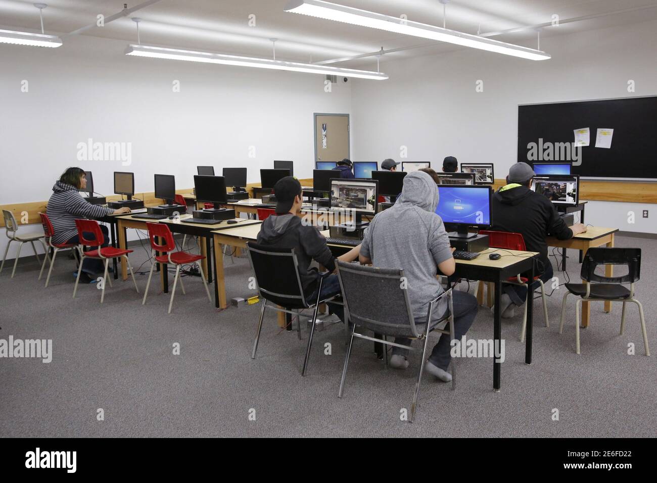 Les élèves utilisent des ordinateurs à l'école secondaire Vezina de la première nation Attawapiskat, dans le nord de l'Ontario, au Canada, le 15 avril 2016. REUTERS/Chris Wattie Banque D'Images