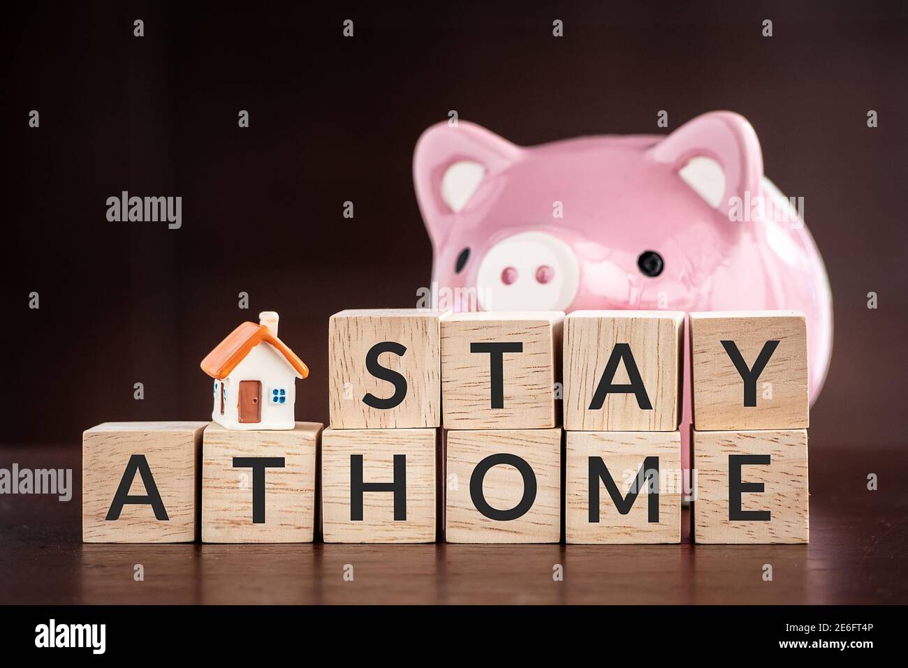 Restez à la maison Restez en sécurité, nouveau normal, distanciation sociale, auto-isolement pendant la propagation de l'épidémie d'infection Covid-19 du coronavirus. cube en bois avec mot Banque D'Images