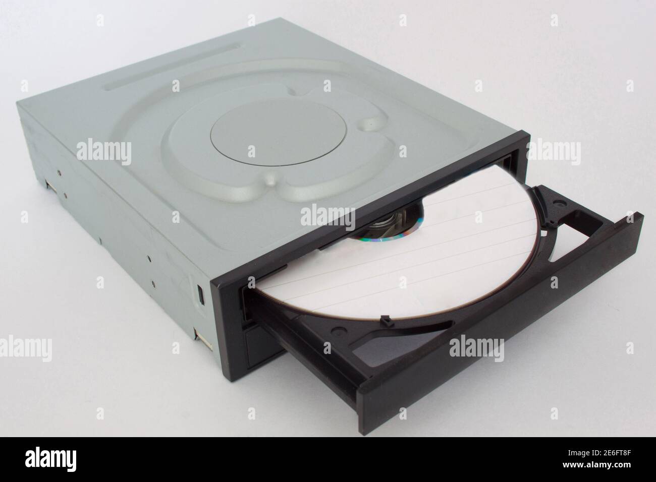 Lecteur CD - DVD ouvert avec un capuchon noir et un disque à l'intérieur.  Isolatedon sur fond blanc Photo Stock - Alamy