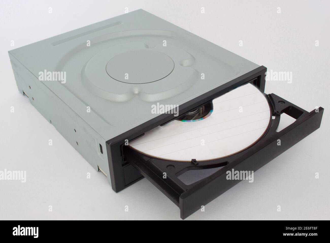 Lecteur CD - DVD ouvert avec un capuchon noir et un disque à l'intérieur. Isolatedon sur fond blanc. Banque D'Images