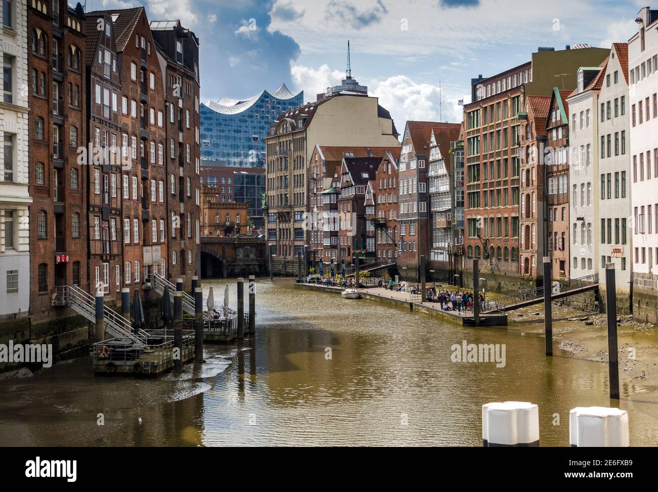 Bureaux et entrepôts bordant la rivière Elbe avec le Elbphilharmonie ou le Hall philharmonique d'Elbe à Hambourg, en Allemagne Banque D'Images