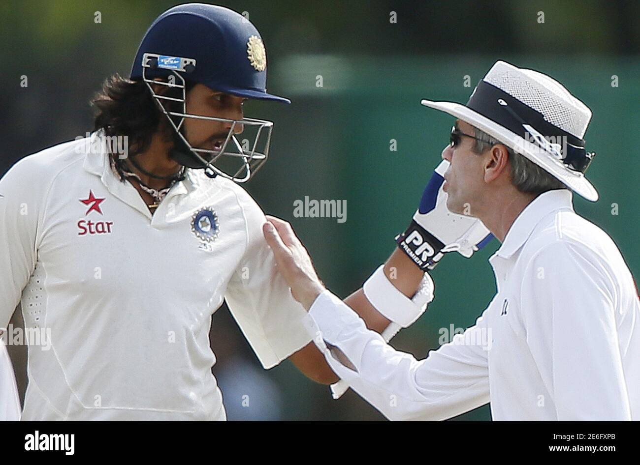 Le juge-arbitre Nigel Llong (R) parle avec Ishant Sharma de l'Inde après un argument entre Sharma et le lanceur sri lankais Dhammika Prasad (non représenté) au cours du quatrième jour de leur troisième et dernier match de cricket à Colombo le 31 août 2015. REUTERS/Dinuka Liyanawatte Banque D'Images