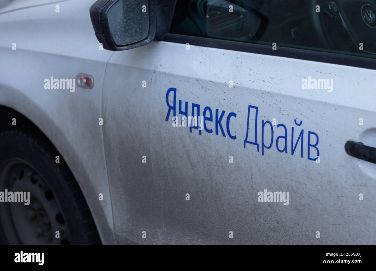 Saint-Pétersbourg, Russie - 28 janvier 2021 : logo Yandex Drive sur la voiture, service de partage de voitures, Editorial Banque D'Images