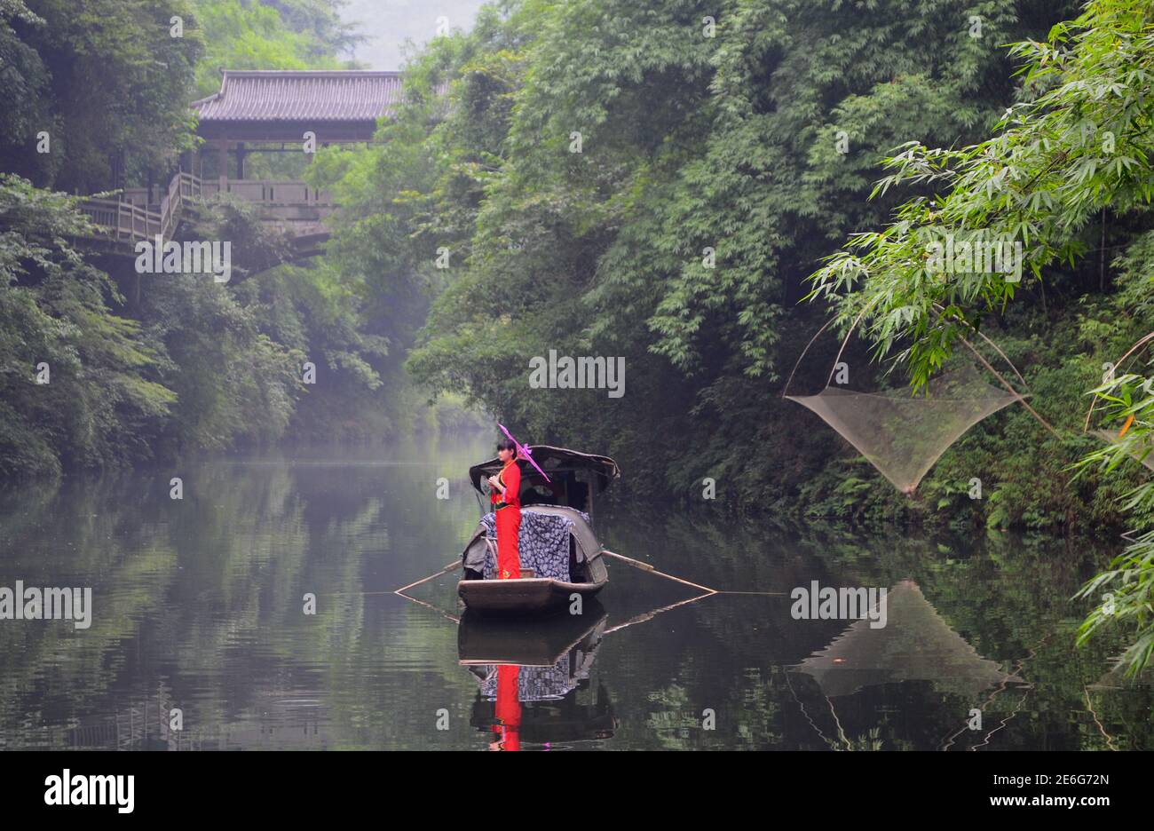 Trois gorges de la tribu pittoresque sur le fleuve Yangtze. Les croisières s'arrêtent ici pour que vous puissiez voir la culture ethnique. Les filles sont coursées par des garçons jouant de la musique. Banque D'Images