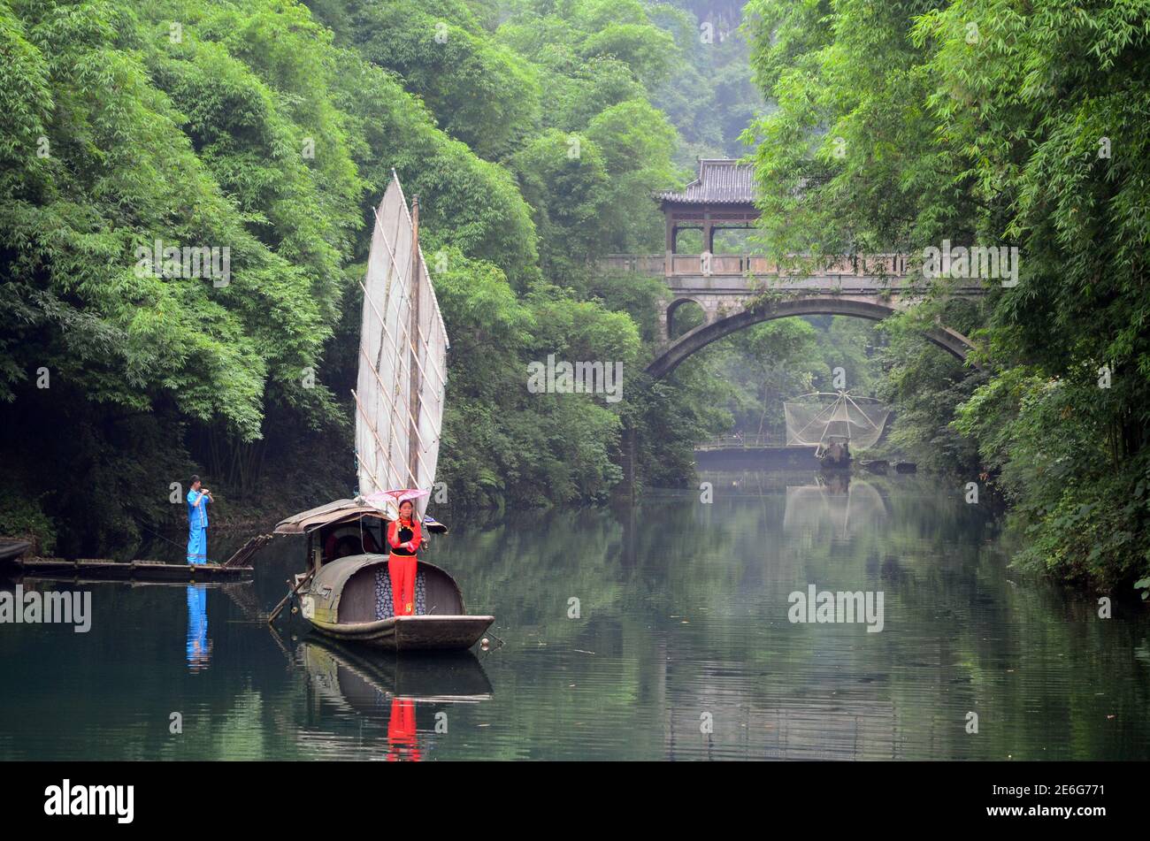 Trois gorges de la tribu pittoresque sur le fleuve Yangtze. Les croisières s'arrêtent ici pour que vous puissiez voir la culture ethnique. Les filles sont coursées par des garçons jouant de la musique. Banque D'Images