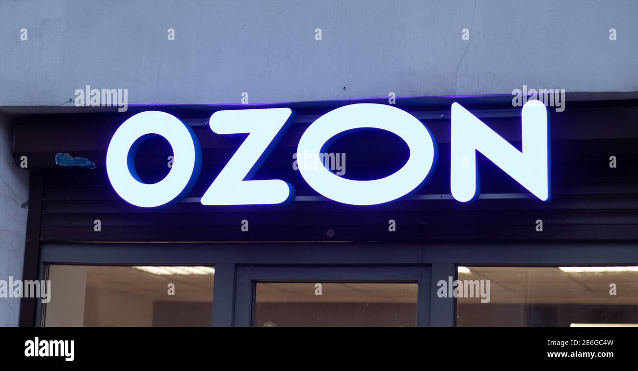 Saint-Pétersbourg, Russie - 28 janvier 2021 : logo Ozon sur la rue, éditorial Banque D'Images