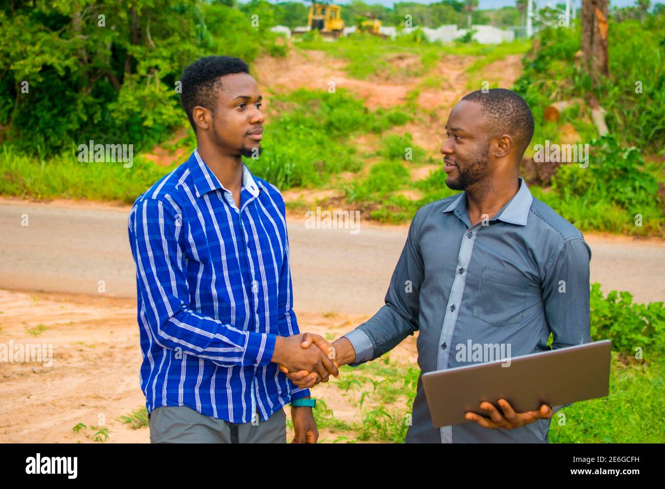 de jeunes hommes noirs discutent de certains plans d'affaires à mettre en œuvre sur une terre agricole Banque D'Images