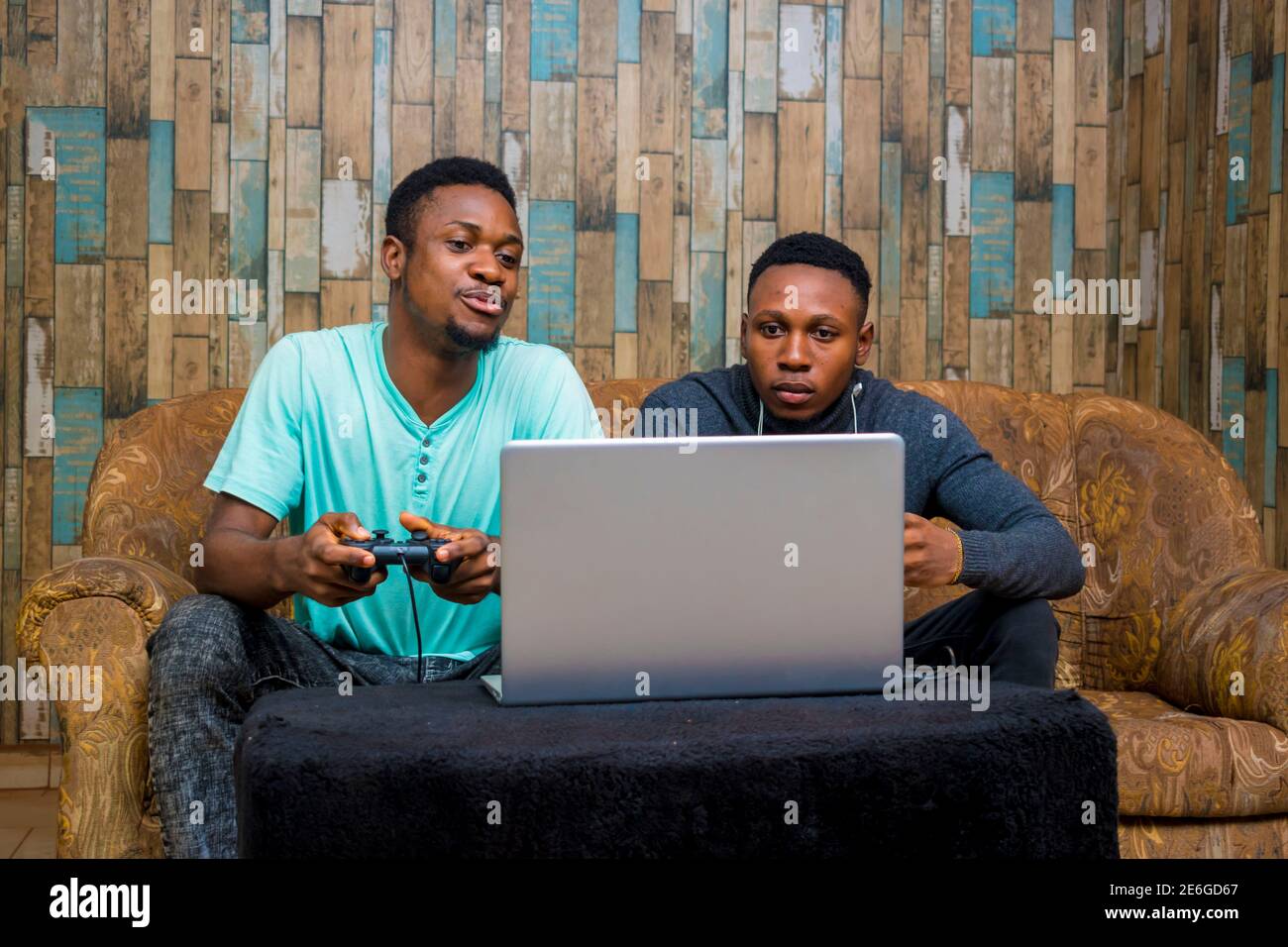 jeunes hommes noirs jouant à un jeu vidéo sur un ordinateur portable à la maison Banque D'Images