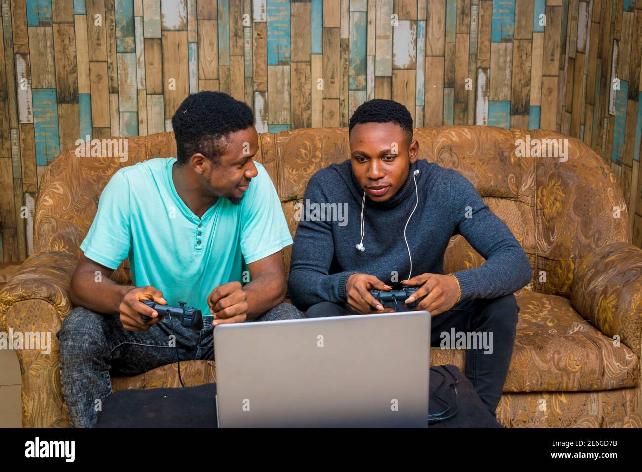 jeunes hommes noirs jouant à un jeu vidéo sur un ordinateur portable à la maison Banque D'Images