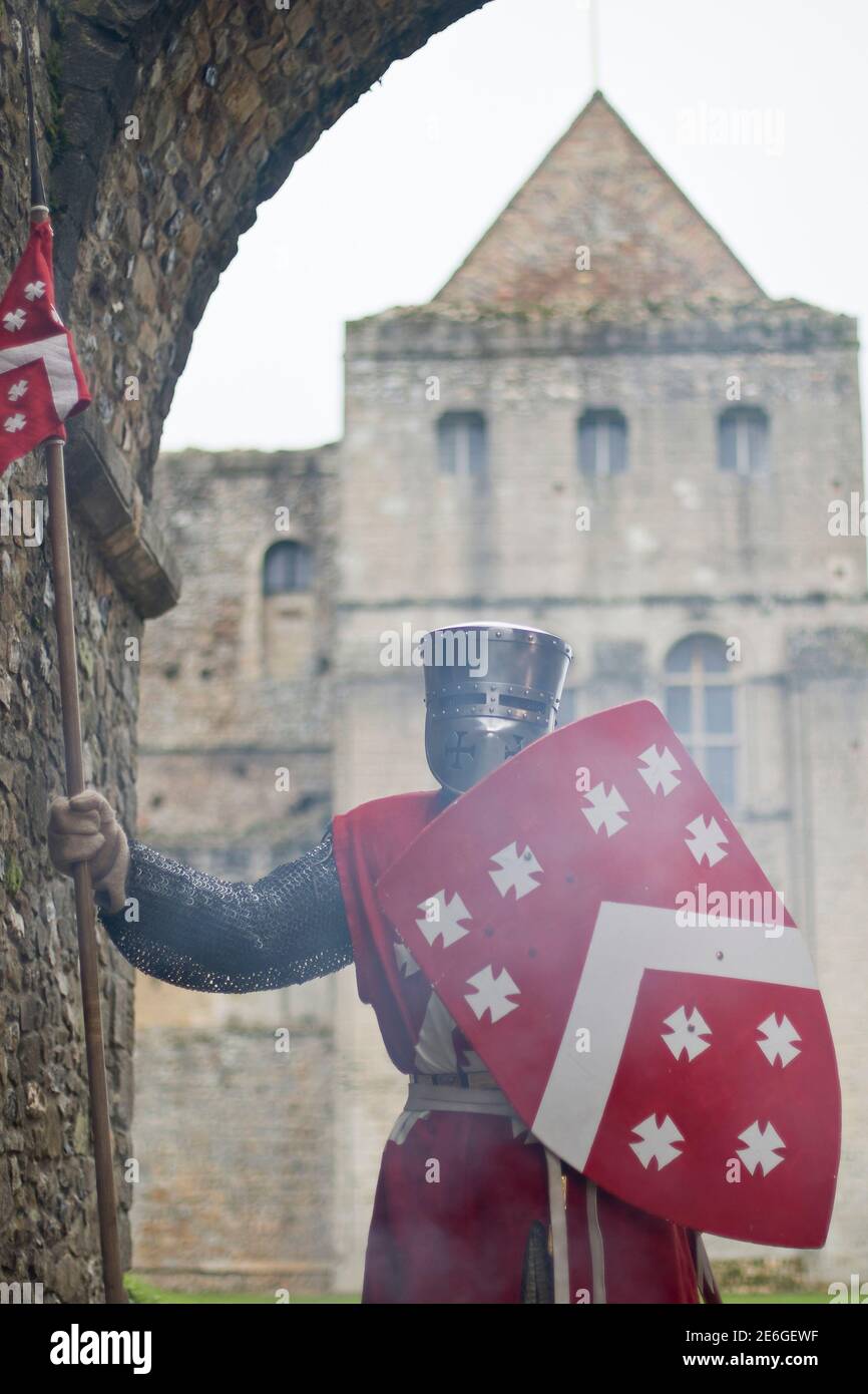 Chevalier anglais médiéval se dresse à l'entrée du château Banque D'Images