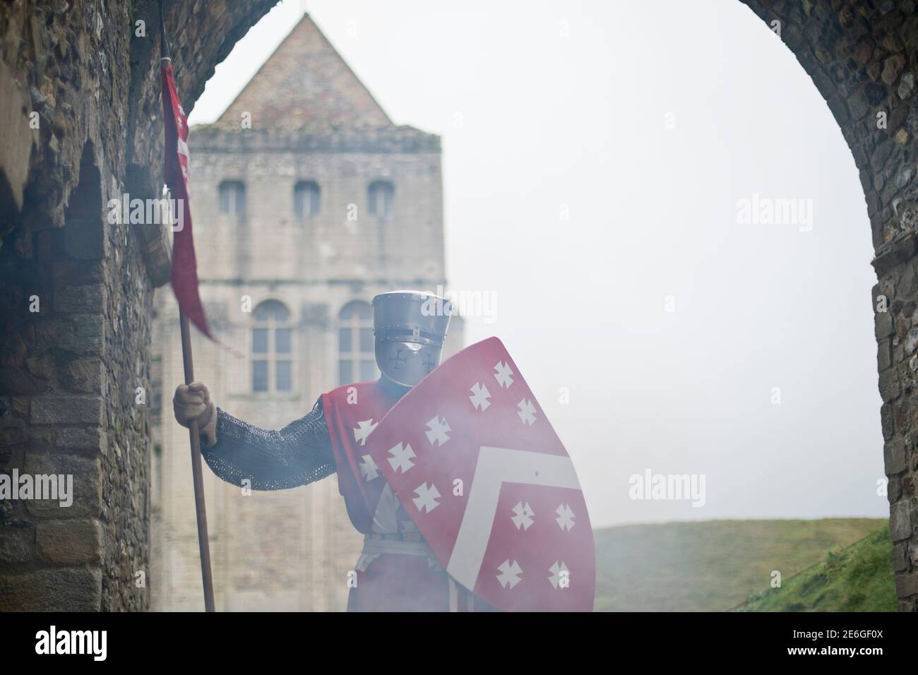Chevalier anglais médiéval se dresse à l'entrée du château Banque D'Images