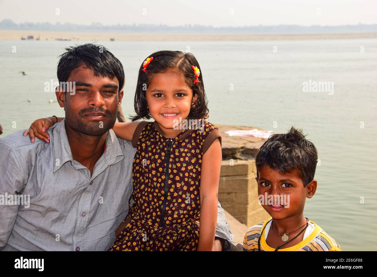 Père indien fille et fils près du Gange River, Ghats, Varanasi, Inde Banque D'Images