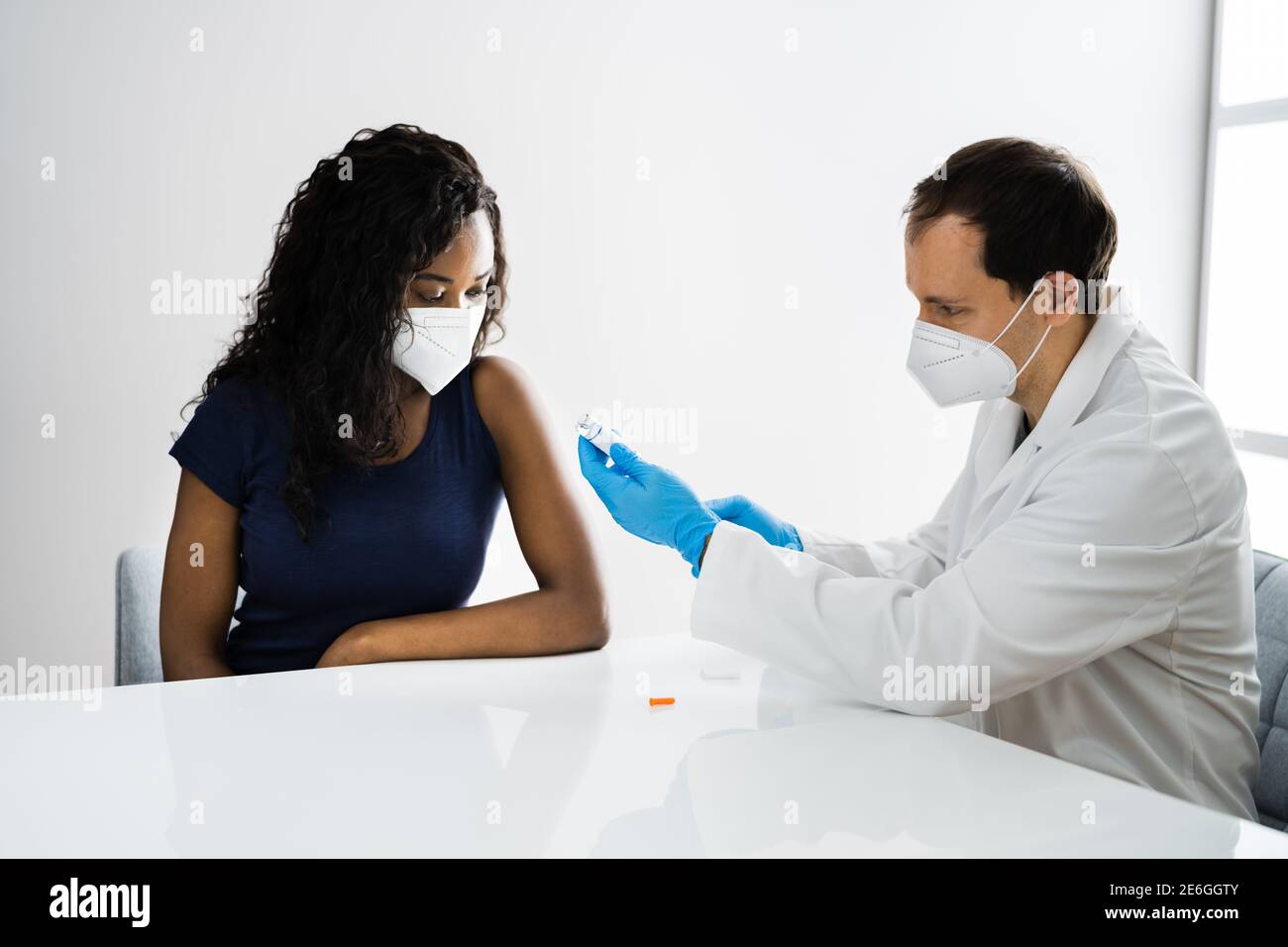 Injection de vaccin Covid-19 pour un patient afro-américain Banque D'Images