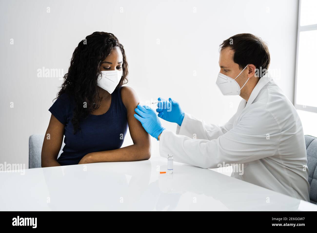 Injection de vaccin Covid-19 pour un patient afro-américain Banque D'Images