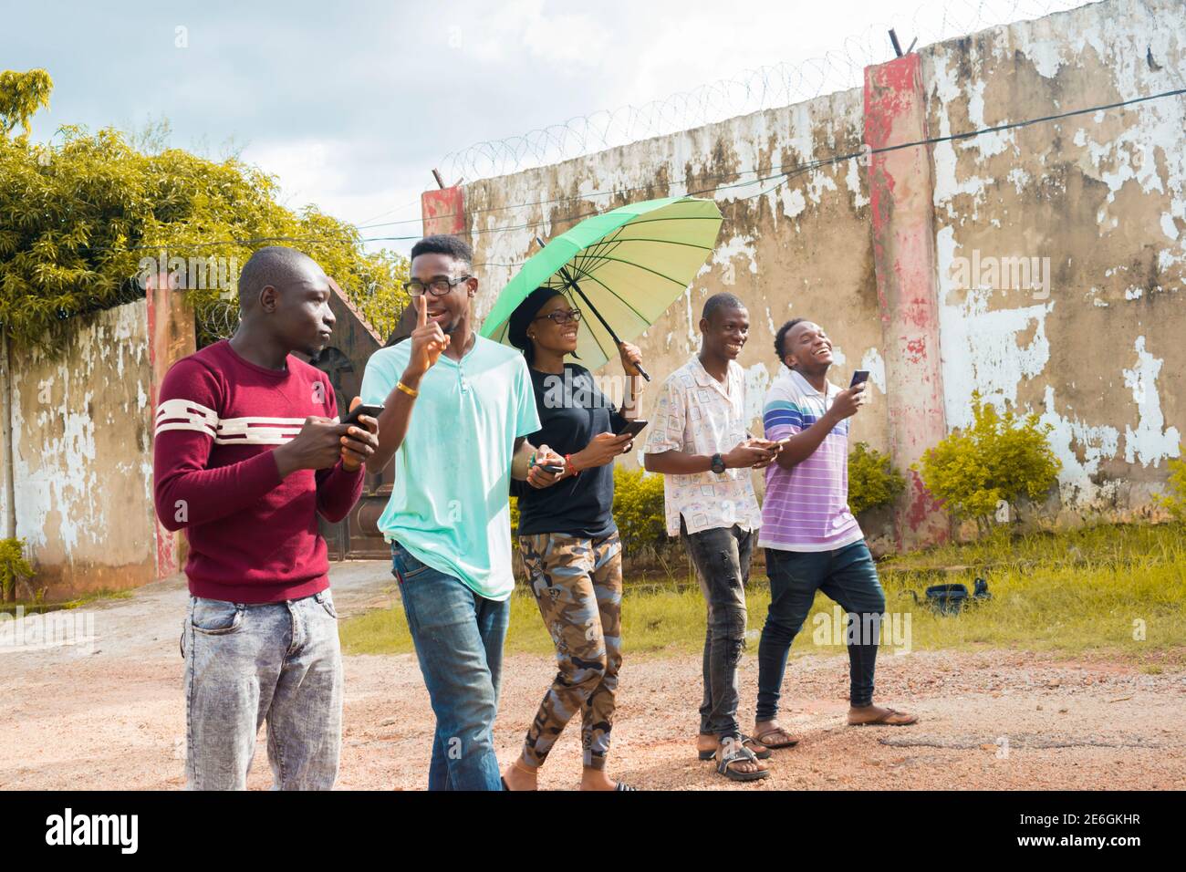 de jeunes amis noirs se promènent et passent des moments à la recherche sur leur smartphone Banque D'Images
