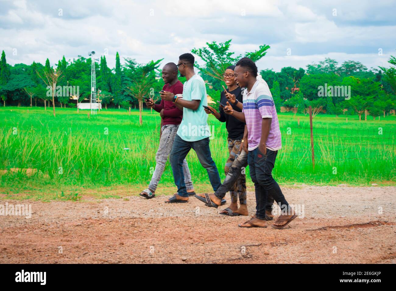 de jeunes amis noirs se promènent et passent des moments à la recherche sur leur smartphone Banque D'Images