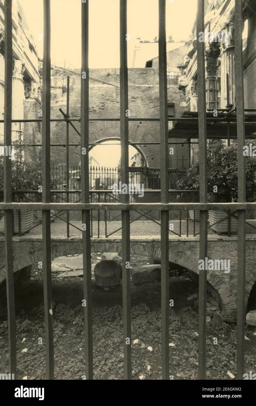 Vue sur les ruines antiques d'un temple romain, Rome, Italie des années 1990 Banque D'Images