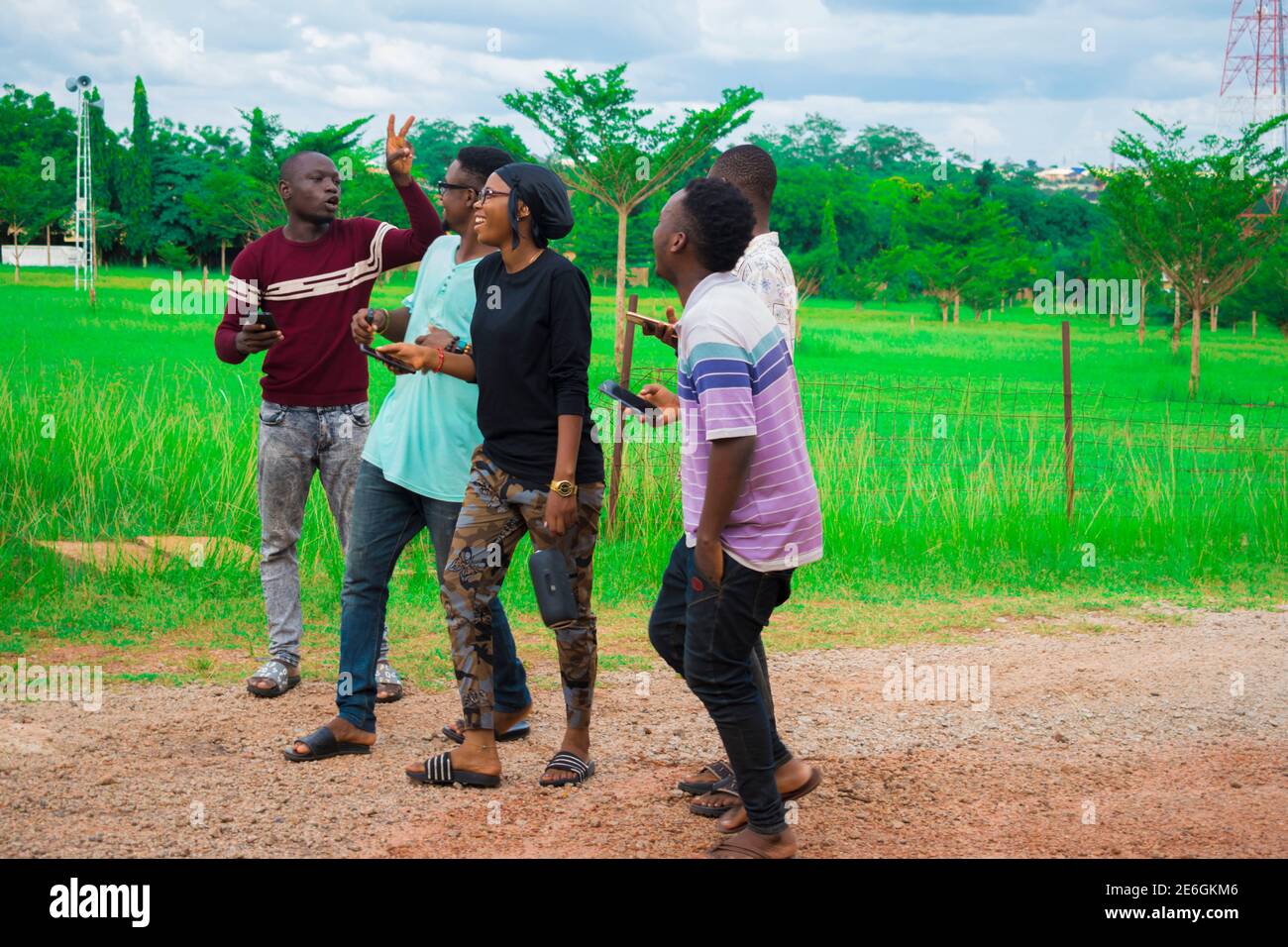 de jeunes amis noirs se promènent et passent des moments à la recherche sur leur smartphone Banque D'Images