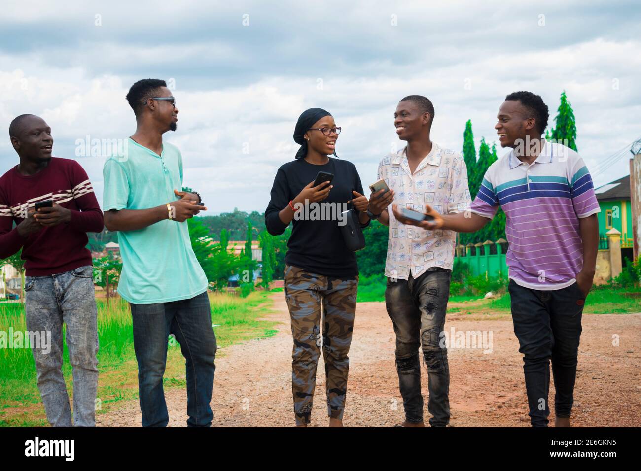 de jeunes amis noirs se promènent et passent des moments à la recherche sur leur smartphone Banque D'Images