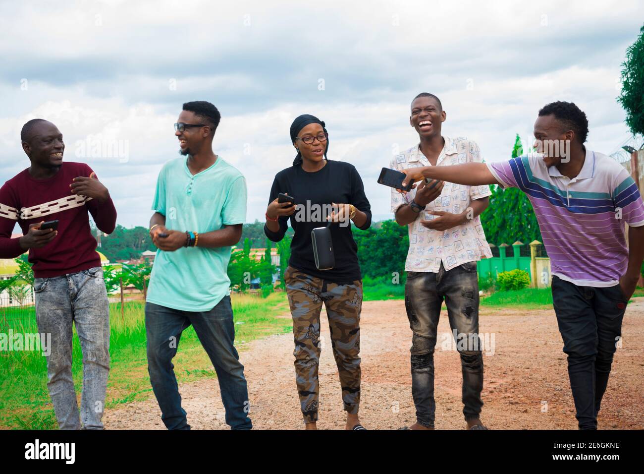 de jeunes amis noirs se promènent et passent des moments à la recherche sur leur smartphone Banque D'Images