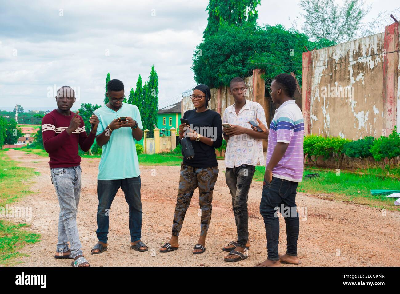 de jeunes amis noirs se promènent et passent des moments à la recherche sur leur smartphone Banque D'Images