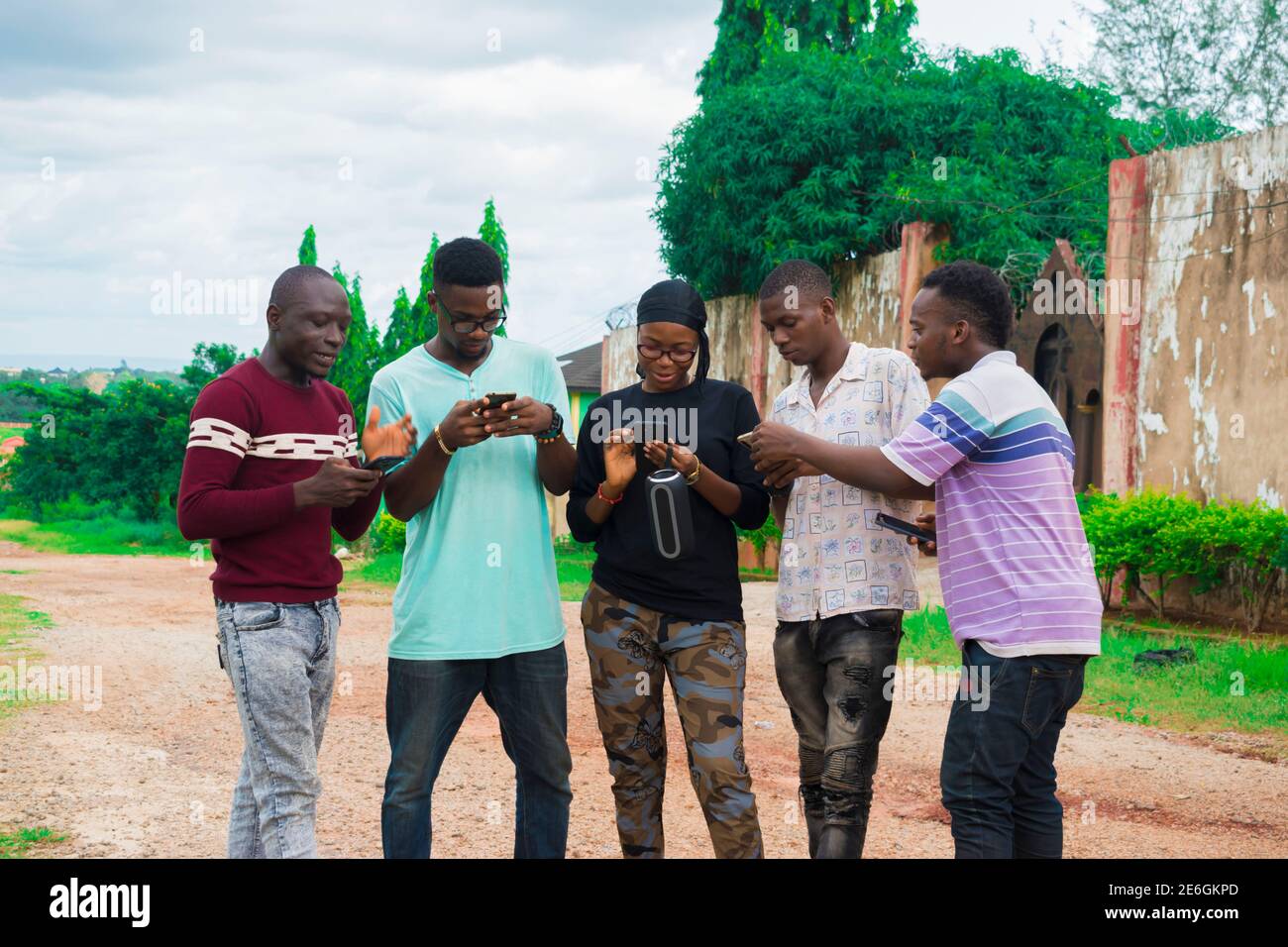 de jeunes amis noirs se promènent et passent des moments à la recherche sur leur smartphone Banque D'Images