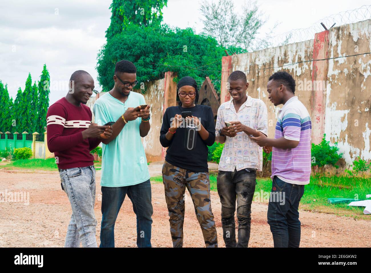 de jeunes amis noirs se promènent et passent des moments à la recherche sur leur smartphone Banque D'Images