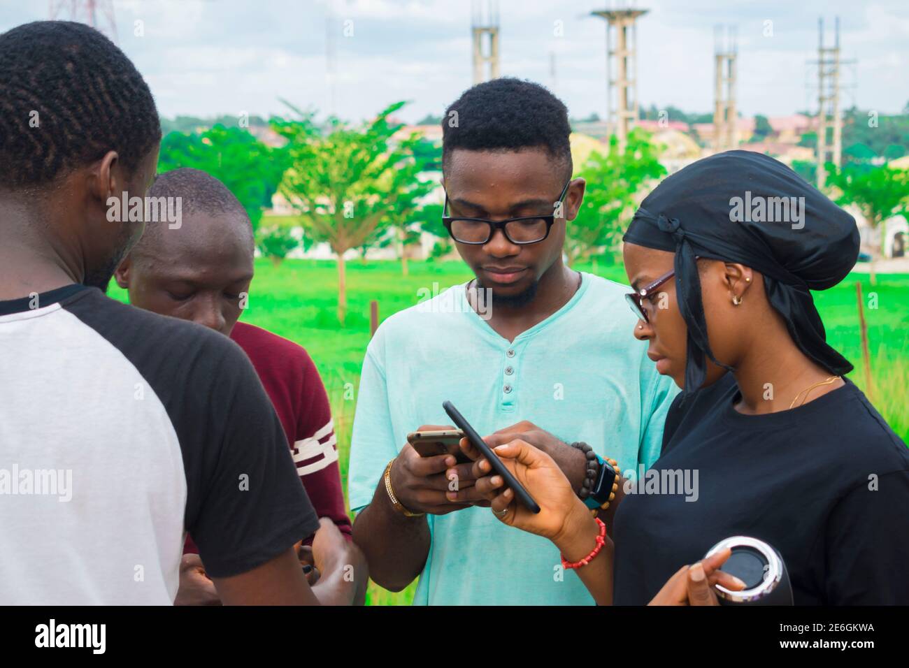de jeunes amis noirs se promènent et passent des moments à la recherche sur leur smartphone Banque D'Images