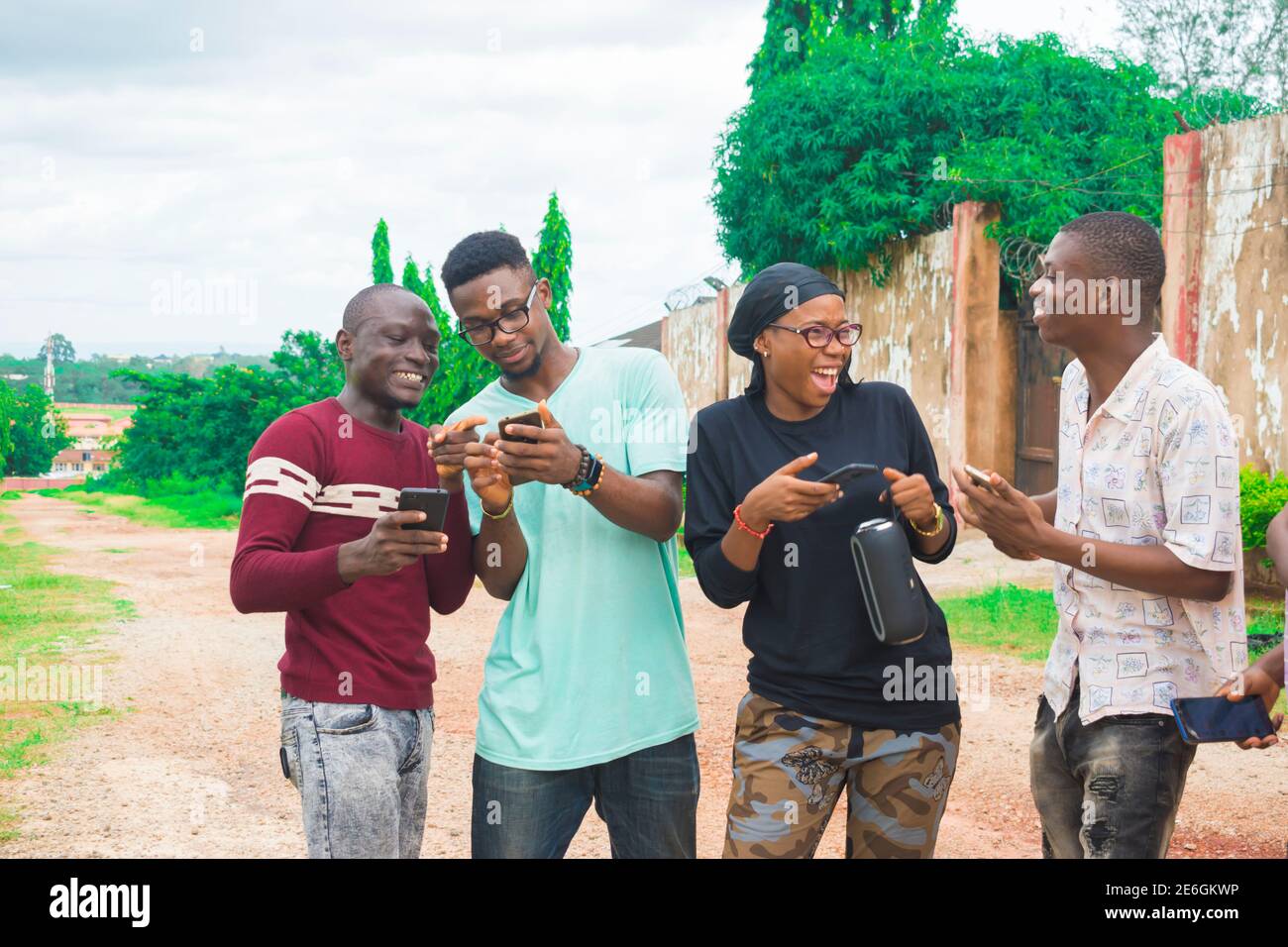 de jeunes amis noirs se promènent et passent des moments à la recherche sur leur smartphone Banque D'Images