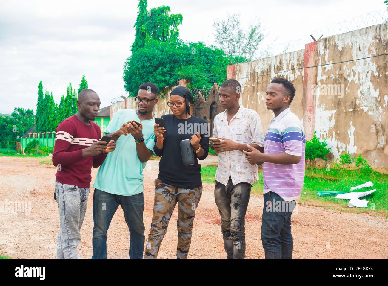 de jeunes amis noirs se promènent et passent des moments à la recherche sur leur smartphone Banque D'Images