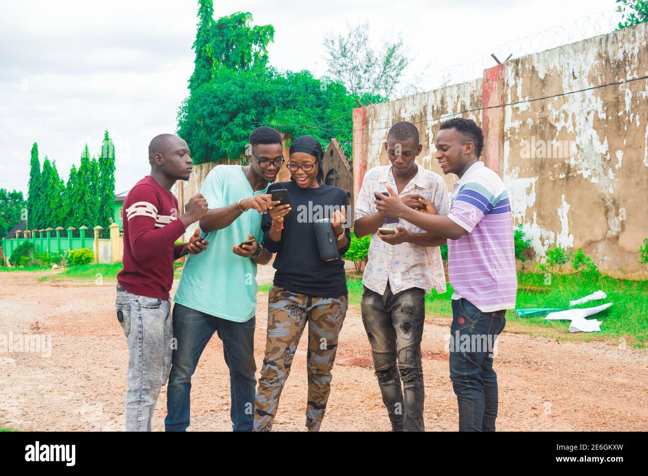 de jeunes amis noirs se promènent et passent des moments à la recherche sur leur smartphone Banque D'Images