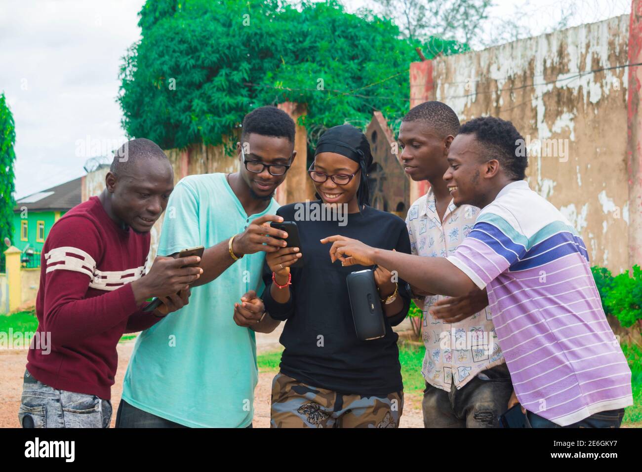 de jeunes amis noirs se promènent et passent des moments à la recherche sur leur smartphone Banque D'Images