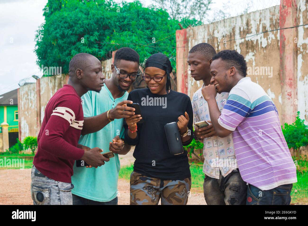 de jeunes amis noirs se promènent et passent des moments à la recherche sur leur smartphone Banque D'Images