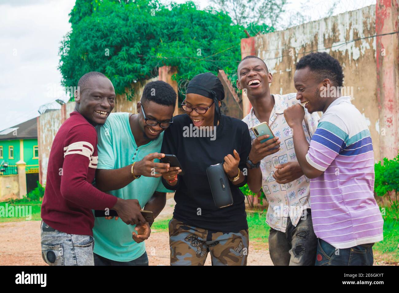 de jeunes amis noirs se promènent et passent des moments à la recherche sur leur smartphone Banque D'Images