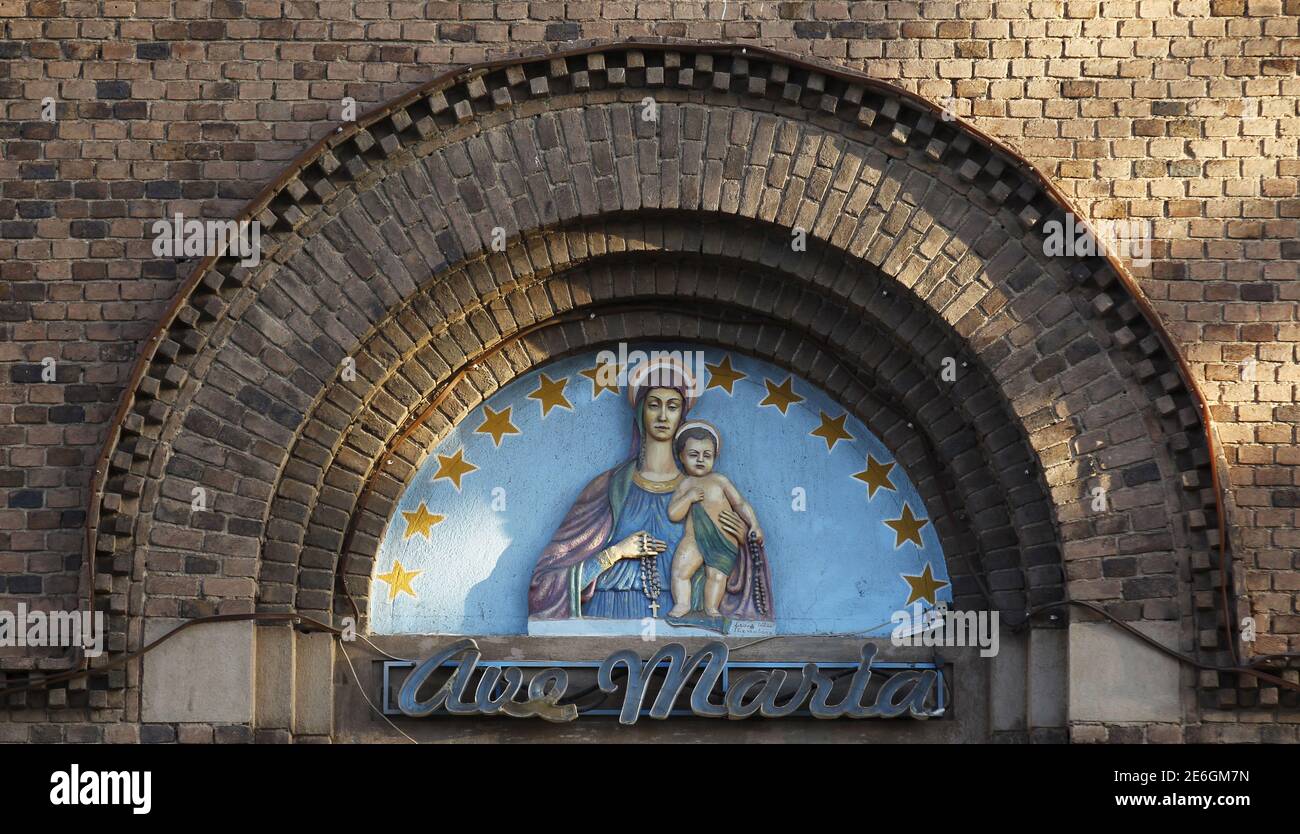 Une sculpture est visible à l'entrée de la cathédrale catholique Saint-Joseph, sur l'avenue de la libération, dans la capitale de l'Érythrée, Asmara, le 21 février 2016. La capitale de l'Érythrée possède l'une des plus belles collections d'architecture du début du XXe siècle au monde, que les autorités souhaitent déclarer site classé au patrimoine mondial de l'UNESCO. Lorsque l'expérience coloniale de l'Italie en Érythrée a pris fin en 1941, elle a laissé derrière elle un éventail de styles rationalistes, futuristes, Art déco et autres du modernisme à Asmara, une ville qu'ils ont surnommé « la Piccola Roma » ou « Little Rome ». REUTERS/THOMAS MUKOYA RECHERCHE « L'IMAGE LA PLUS LARGE » POUR TOUTES LES HISTOIRES Banque D'Images