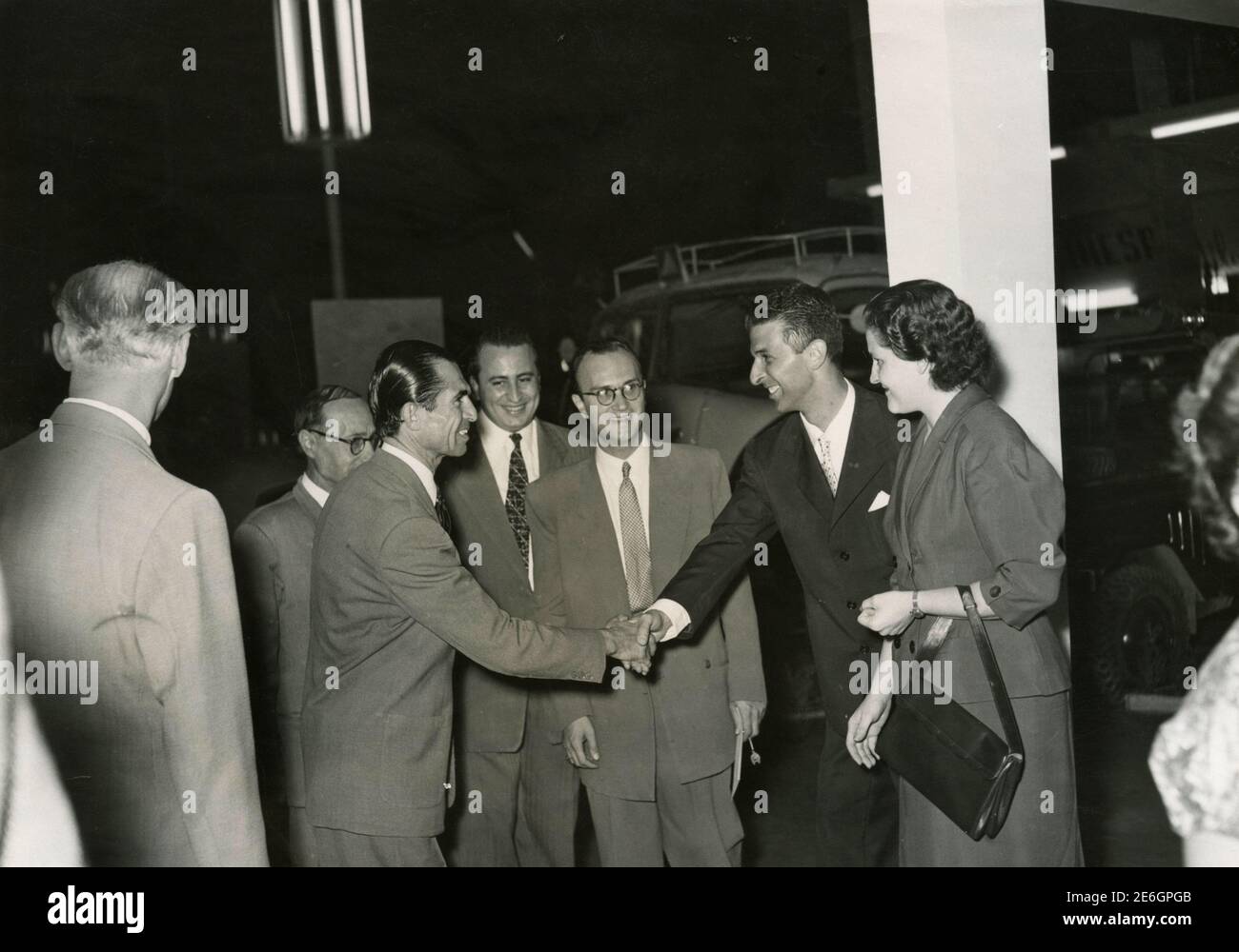 Diplomates syriens échangeant des salutations, République tchèque des années 1960 Banque D'Images