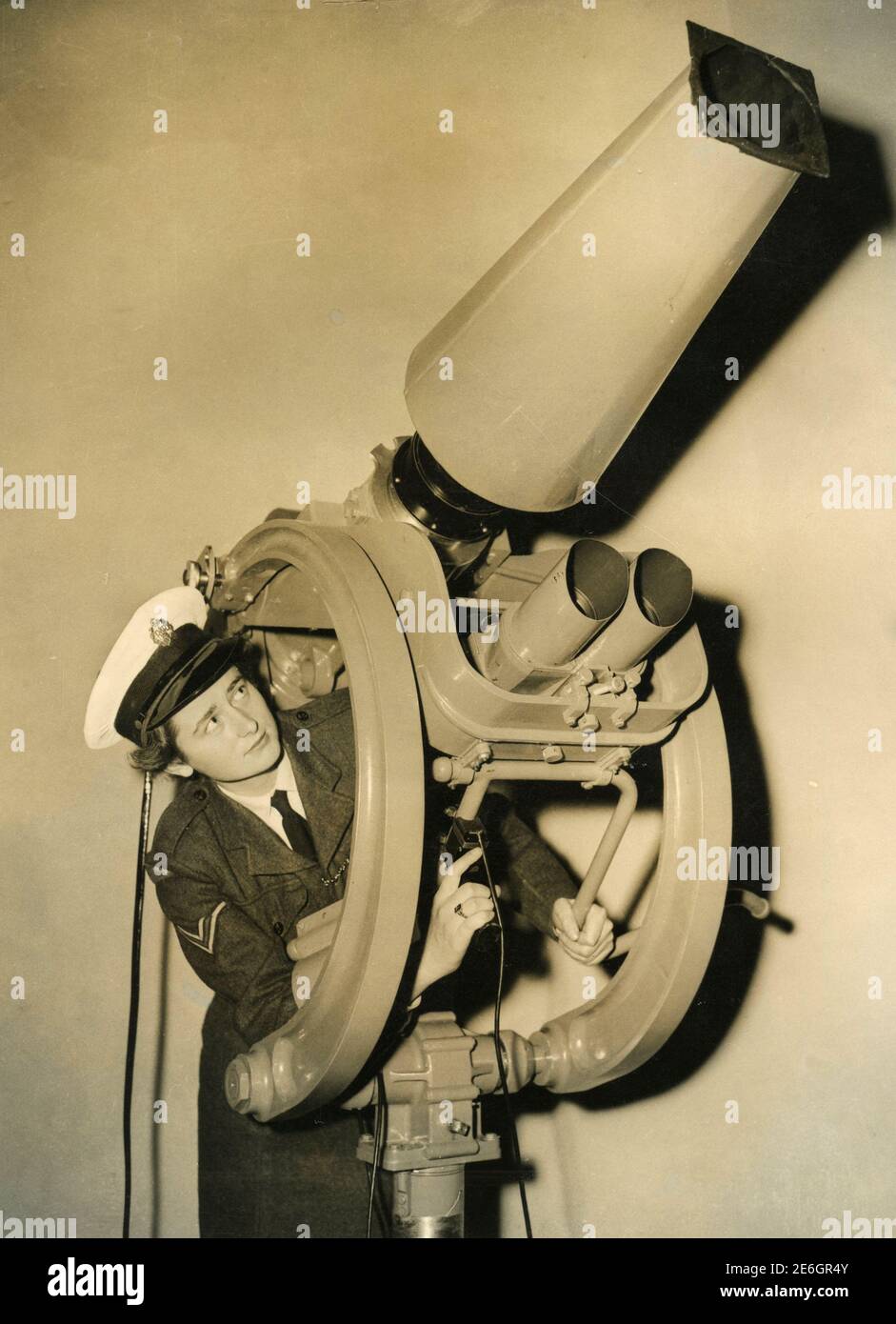 Caporal de la police féminine de la Royal Air Force utilisant une caméra pour photographier des missiles guidés en vol, Congrès de la photographie à grande vitesse, Londres, Royaume-Uni 1956 Banque D'Images