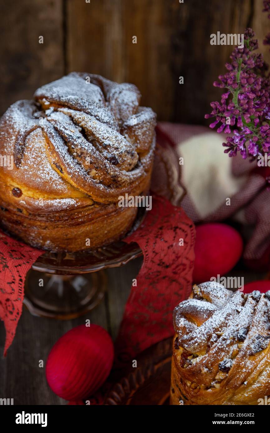 Kraffin gâteau de Pâques. Kraffins aux raisins secs, fruits confits et graines de pavot, arrosés de sucre en poudre. Gros plan de gâteau maison. Brut. Banque D'Images