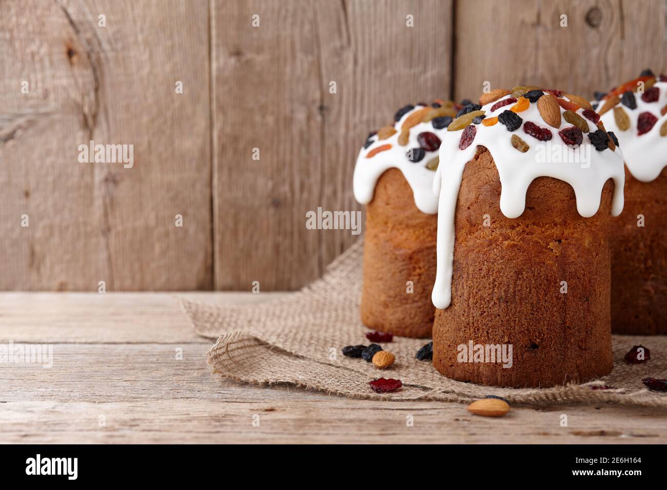 Gâteaux de Pâques avec fruits confits et noix sur fond de bois Banque D'Images