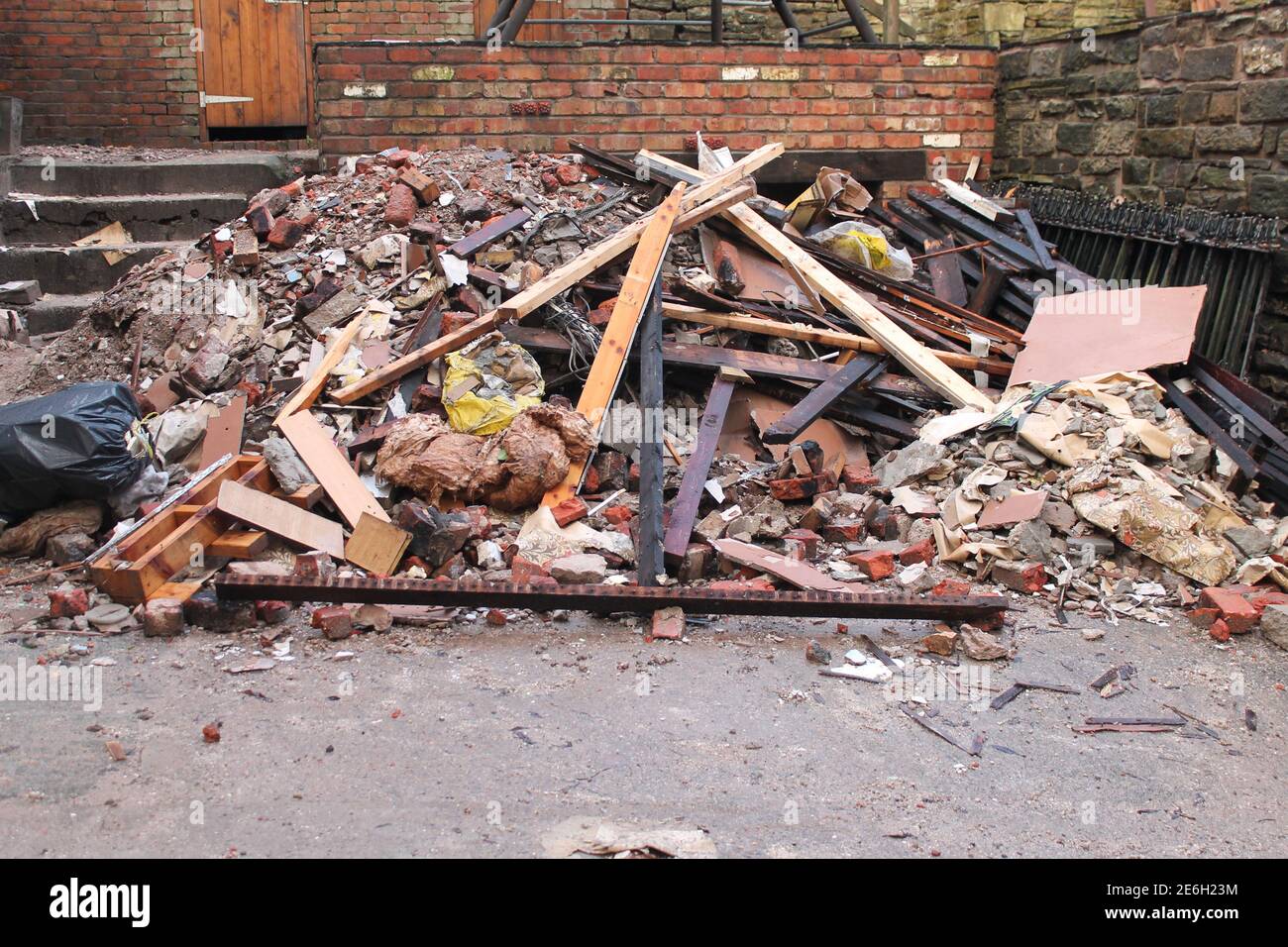 Pile de gravats abandonnés par la rénovation de la maison, concept d'élimination des déchets Banque D'Images