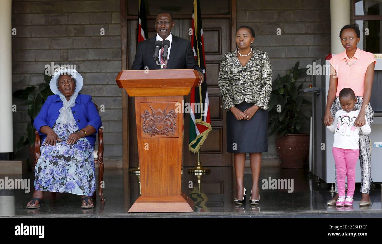William Ruto (C), vice-président du Kenya, accompagné de sa mère Sarah Cherono (L), son épouse Rachel Ruto (R) et de ses filles Charleen Ruto et Mia Cherono, ont pris la parole lors d'une conférence de presse sur la décision de la Cour pénale internationale (CPI) concernant l'affaire contre lui et du radiodiffuseur Joshua sang dans la capitale kenyane Nairobi, 8 avril 2016. REUTERS/Thomas Mukoya IMAGES TPX DU JOUR Banque D'Images