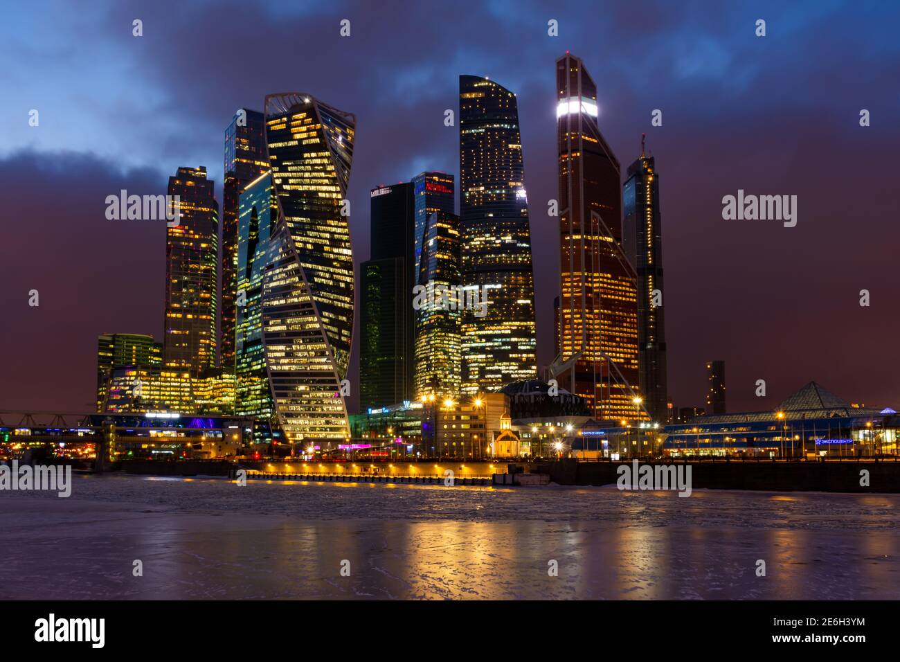 Centre d'affaires Moscou-ville la nuit en hiver du 07 février 2019. Vue sur le site touristique populaire depuis le front de mer. Architecture moderne ce Banque D'Images