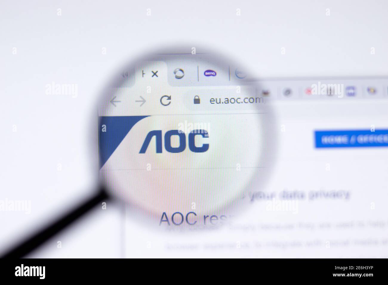 Saint-Pétersbourg, Russie - 28 janvier 2021 : l'AOC surveille la page du site Web avec logo en gros plan, Editorial Banque D'Images