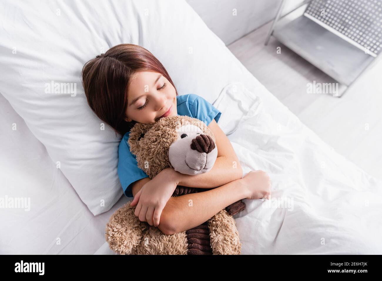 vue de dessus de la bonne fille dormant avec l'ours en peluche dedans lit  d'hôpital Photo Stock - Alamy